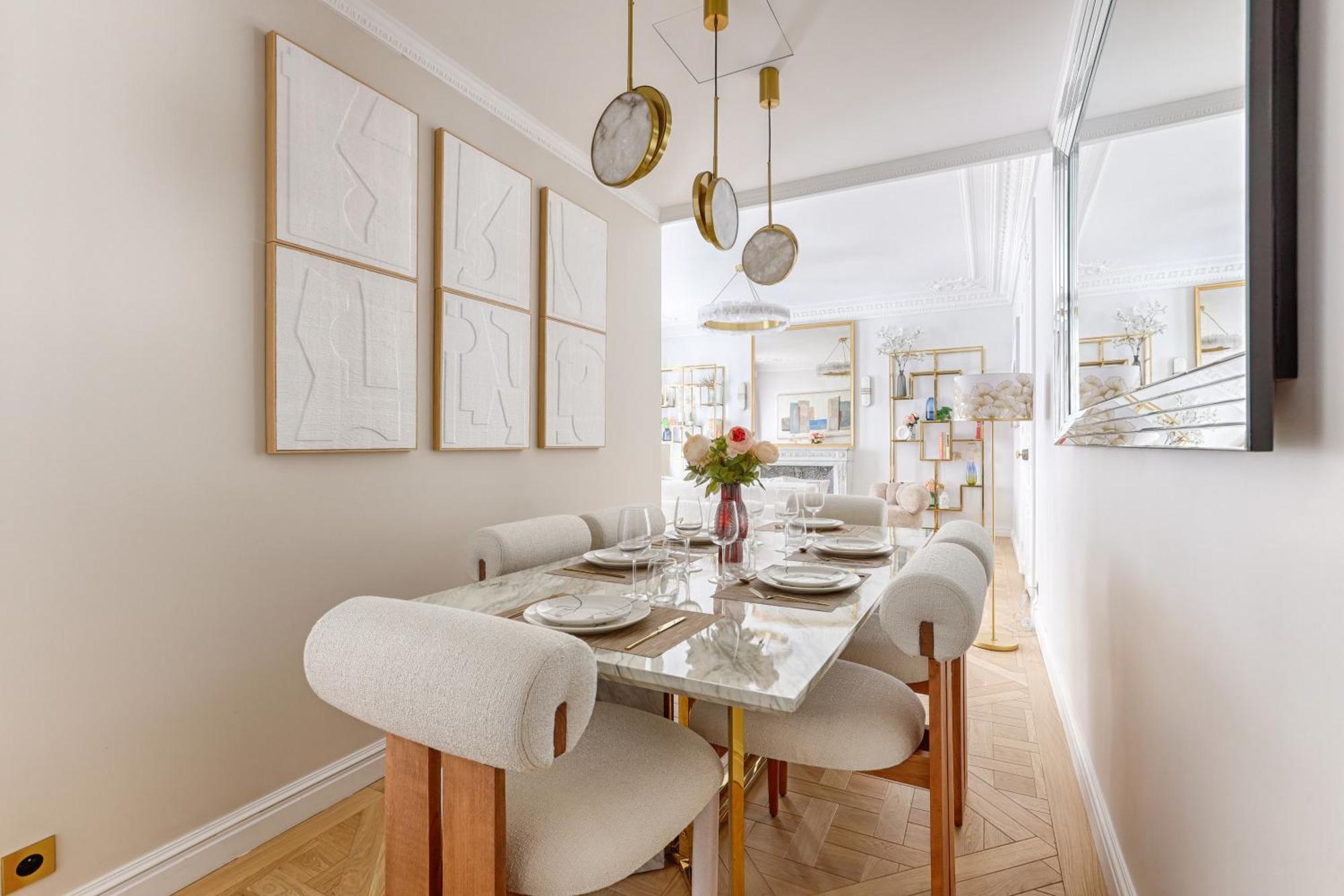 Elegant Luxury For 6 On Champs-elysees Parigi